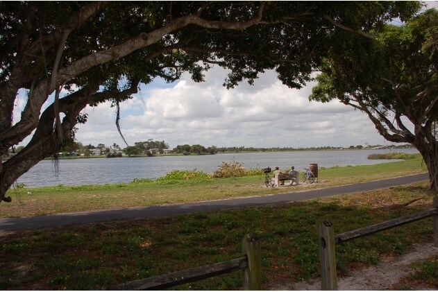 Foto del edificio - 510-516 Lake Osborne Dr