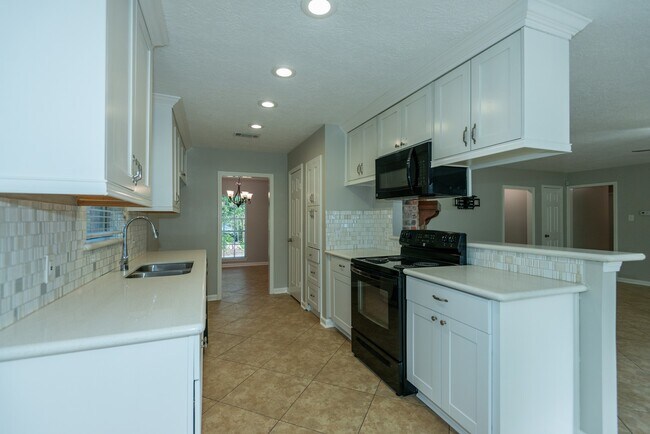 Foto del edificio - 7403 Tall Pines Dr