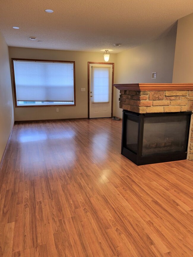 Building Photo - Spacious Middle Unit