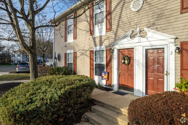 Entrada del típico - The Grande at Colts Neck