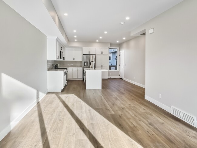 Building Photo - 2620-2628 28 Ave SW