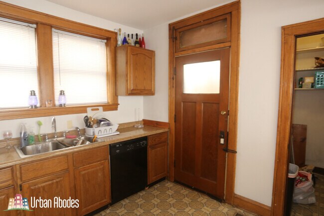 Building Photo - 2336 W Waveland Ave