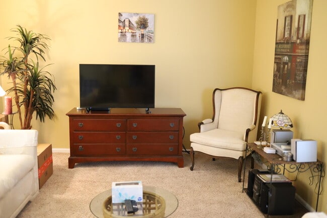 Building Photo - 552 Capri L