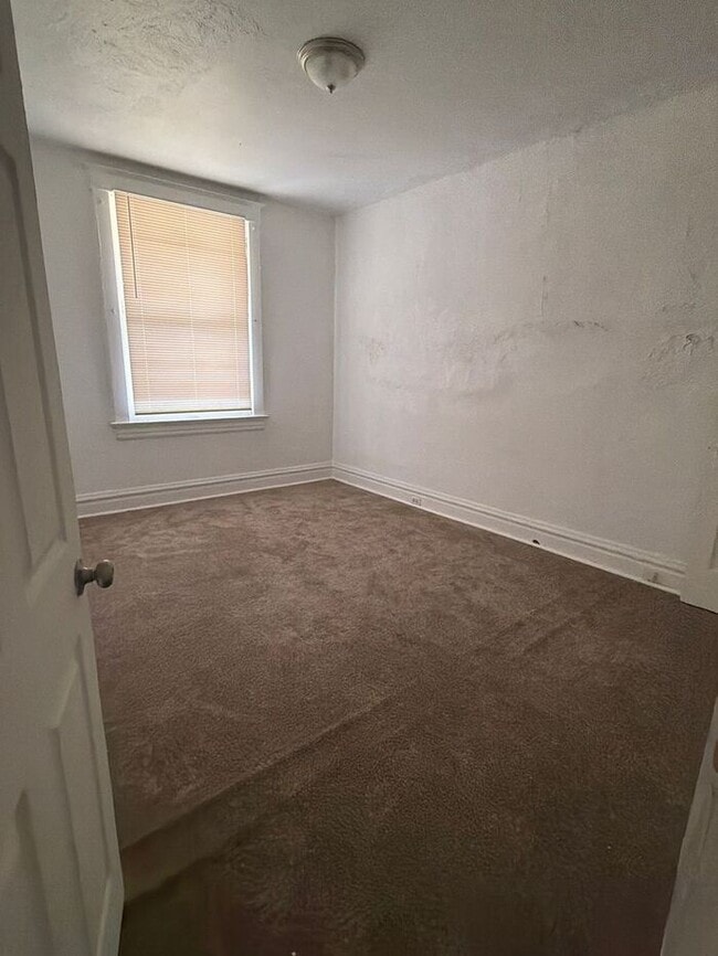 Building Photo - 2 Bedroom, 1 Bath