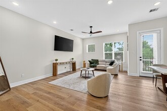 Building Photo - 3315 Daphne St