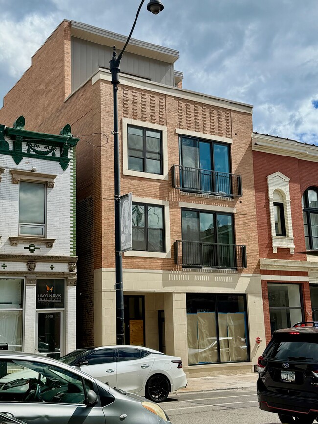 Building Photo - 2445 N Lincoln Park W