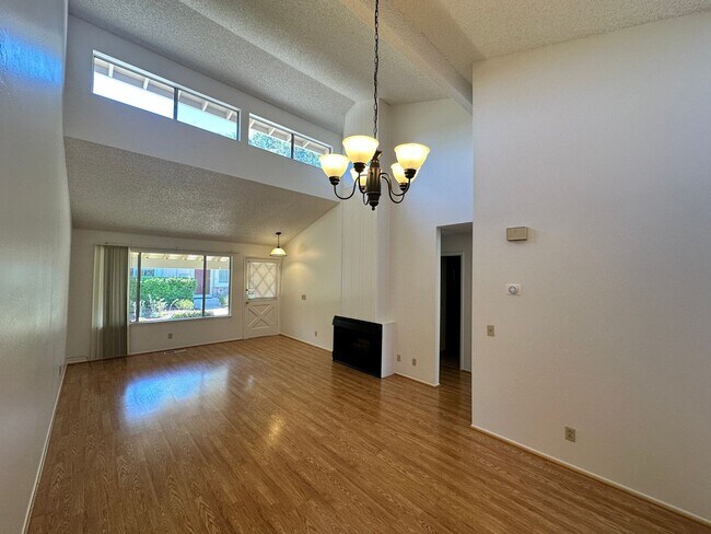 Building Photo - Beautiful Cupertino Condo Available in Wes...
