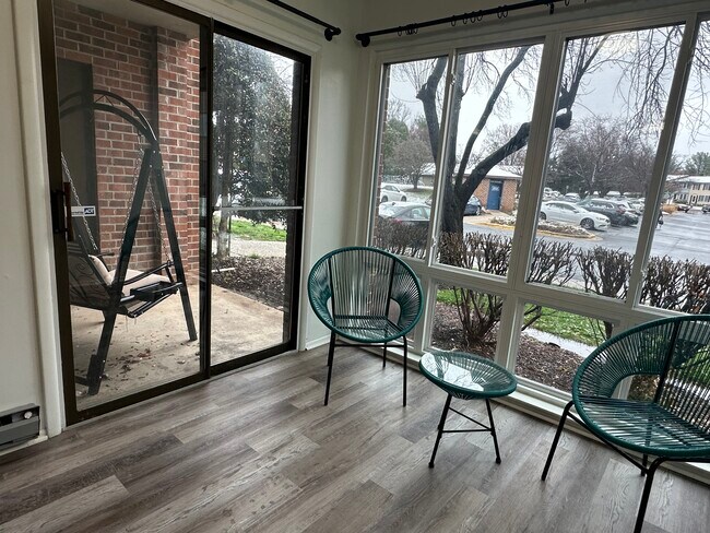 Foto del edificio - 8131 Needwood Rd