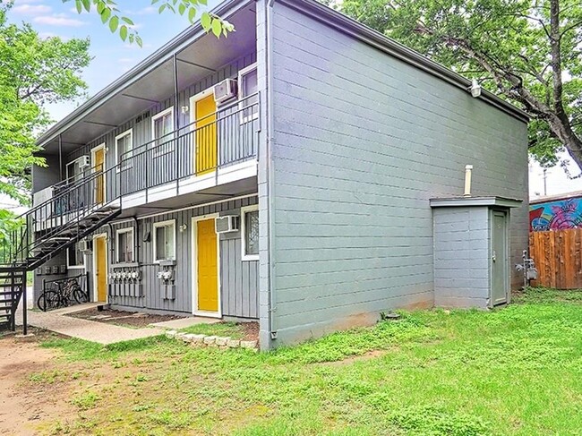 Foto del edificio - 903 Springdale Rd