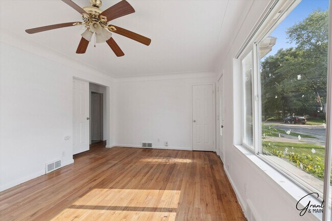 Foto del edificio - $1350 3 bedroom bungalow Eastpointe
