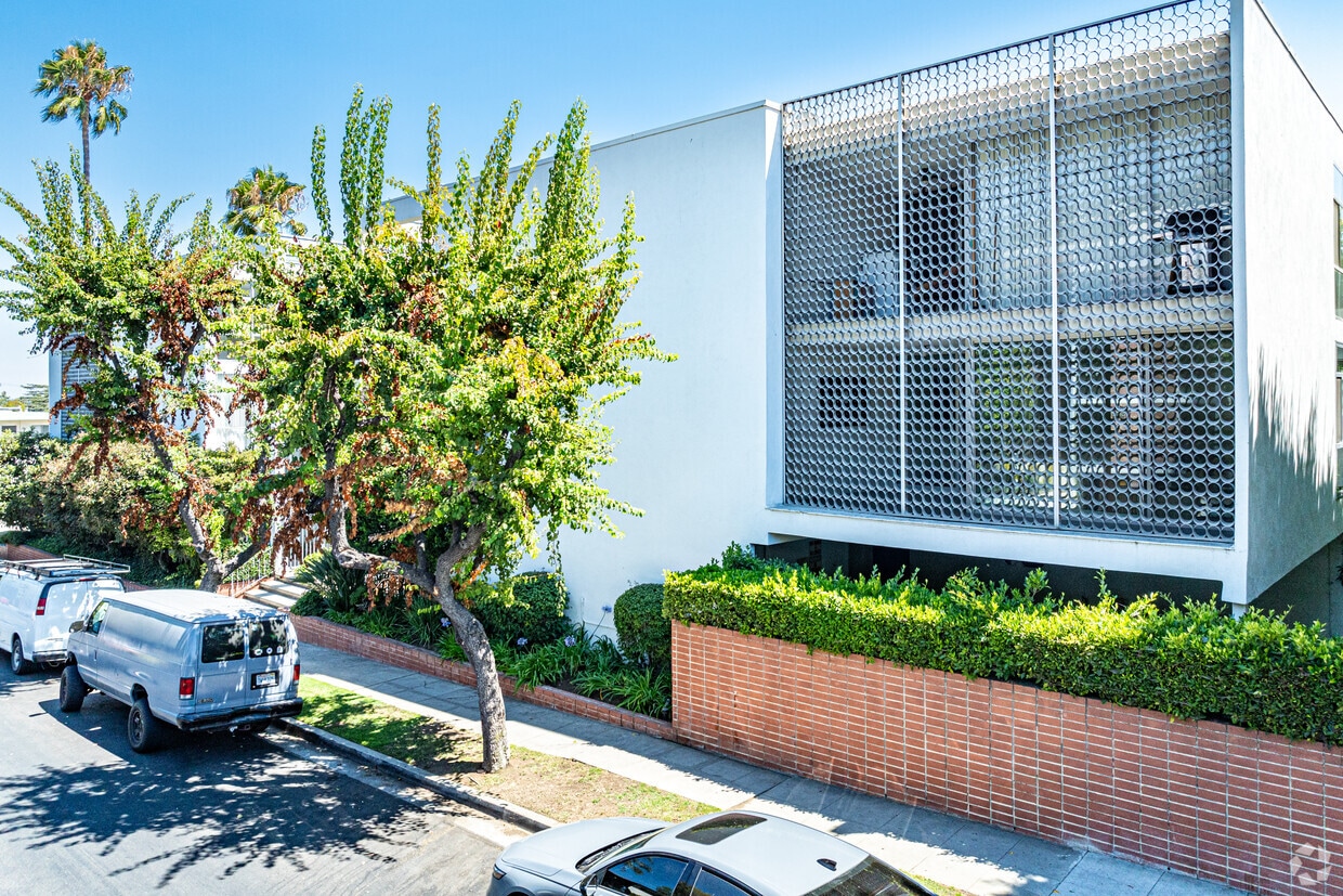 Foto del edificio - 7960 Selma Ave