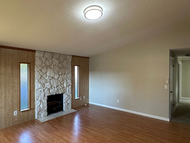 Foto del edificio - Spacious & Stylish 3BD Home with Iconic Stone Fireplace + Soaking Tub