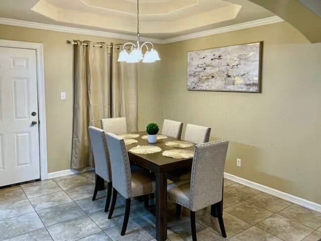 Pleasant dining area - 3607 Sheraton Ave