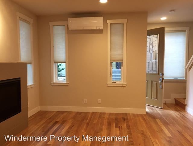 Building Photo - 686 Wintersweet Rd NE