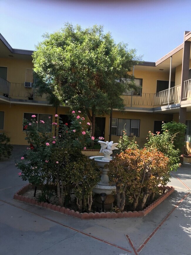 Foto del edificio - Spacious 1-Bedroom Apartment in Van Nuys – Second floor