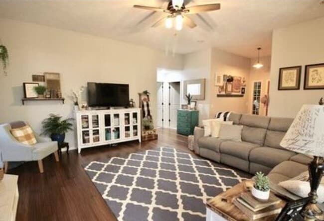 Building Photo - Spacious Five Bedroom Home!
