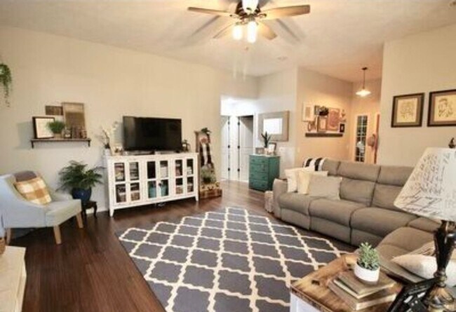 Foto del edificio - Spacious Four Bedroom with 5th Non Conforming Room!