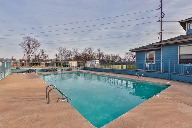 Pool - Azalea Trail Apartments