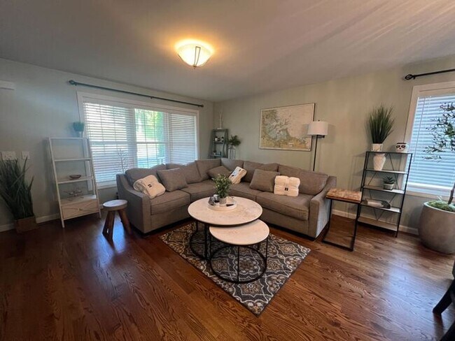 Foto del edificio - Charming 3-Bedroom Home with Modern Comfor...