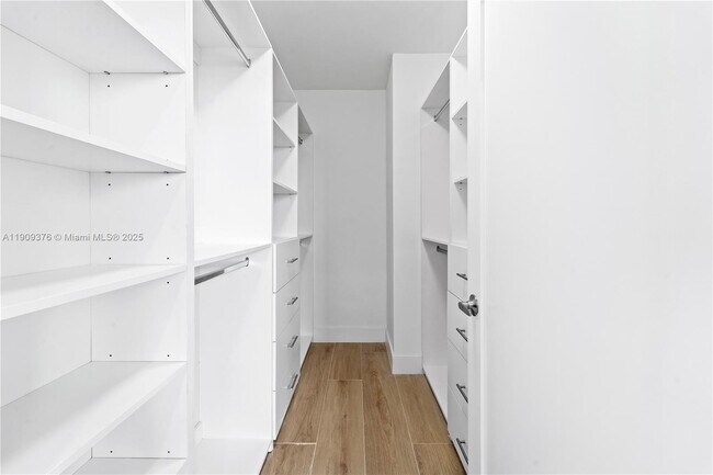 Foto del edificio - $3,200MONTHLY;10185 COLLINS AVE # 722 BAL HARBOUR, FL 33154