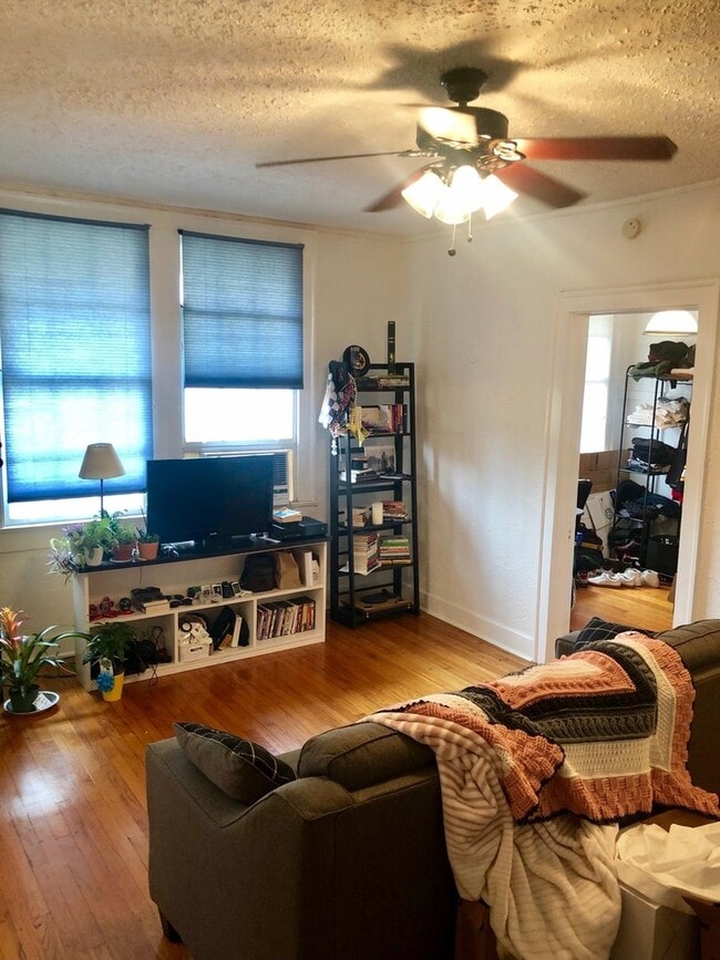 Building Photo - Great 1BD/1BA on Mardi Gras parade route