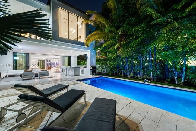 Building Photo - 310 SE 11th Ave