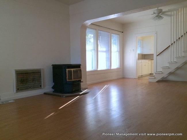 Building Photo - 4 br, 1 bath House - 545 NE Jackson St