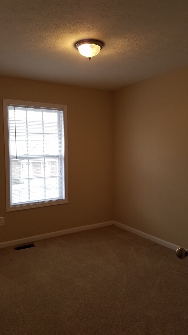Building Photo - 3 bedroom, 2.5 bath townhome