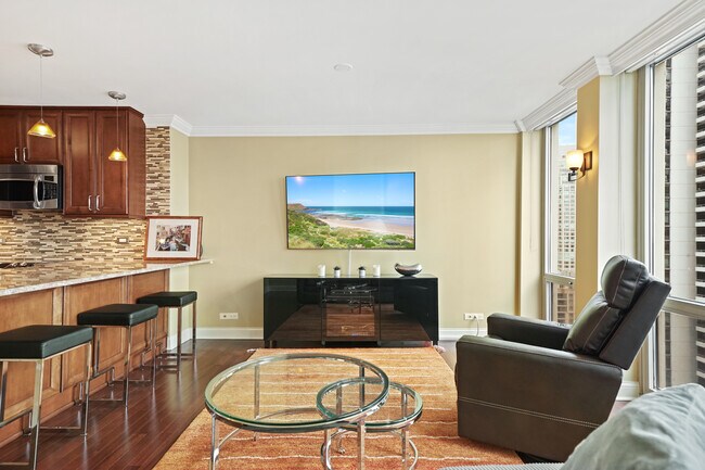 Living Room & Breakfast Bar - 111 E Chestnut St