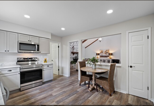 Building Photo - 6521 Gaslight Ln S