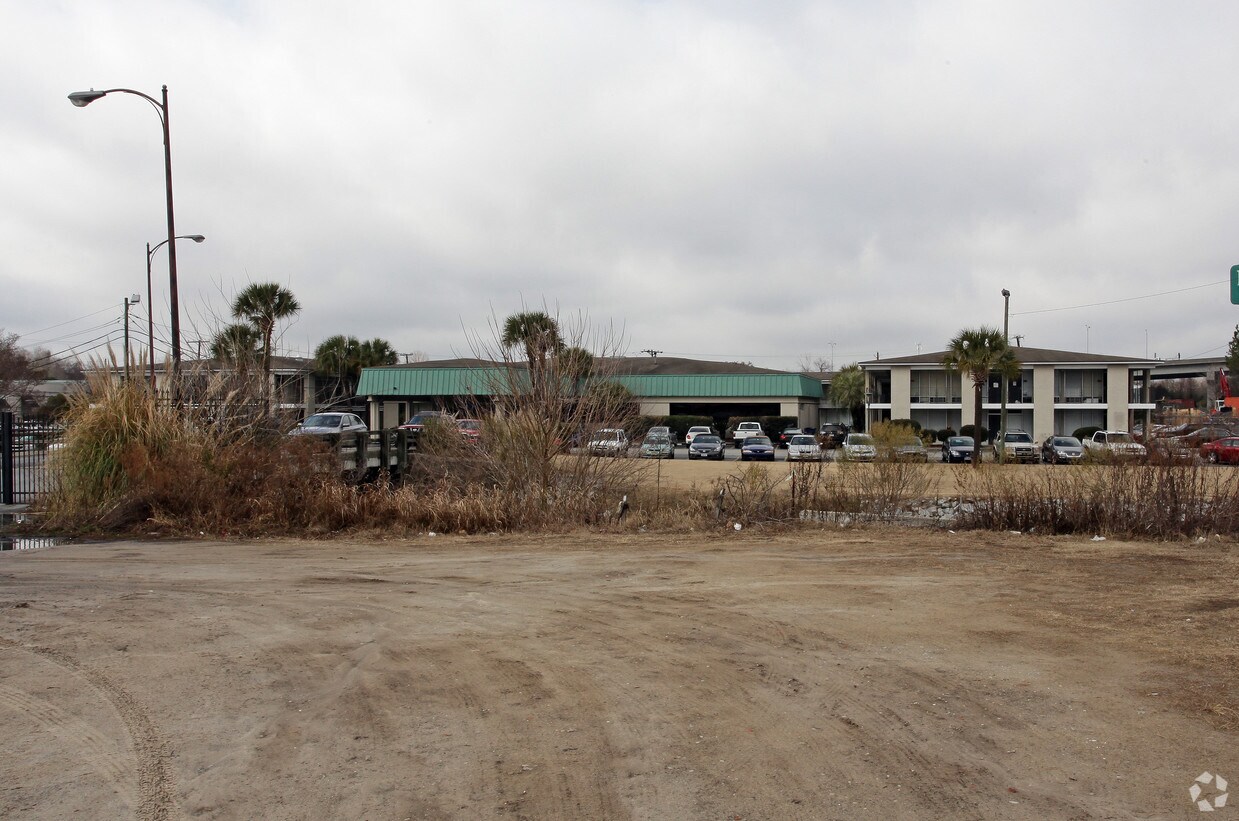 Dyson House Apartments in Savannah, GA
