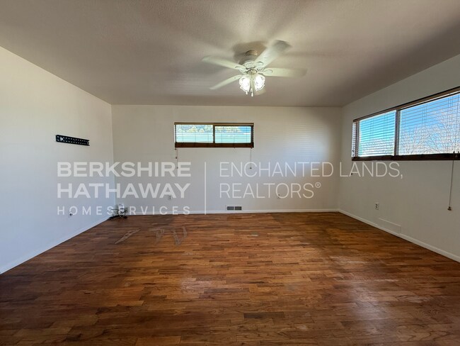 Building Photo - $300 off 1st Month's Rent!!! 3 Bed/2 Bath ...