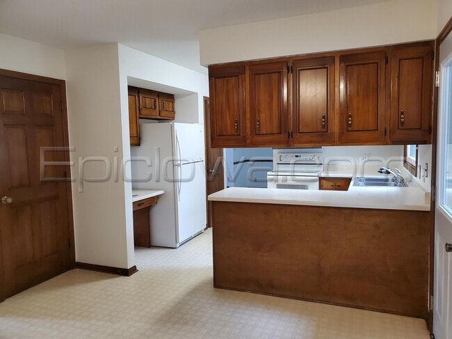 Building Photo - 3136 Adirondack Dr NE