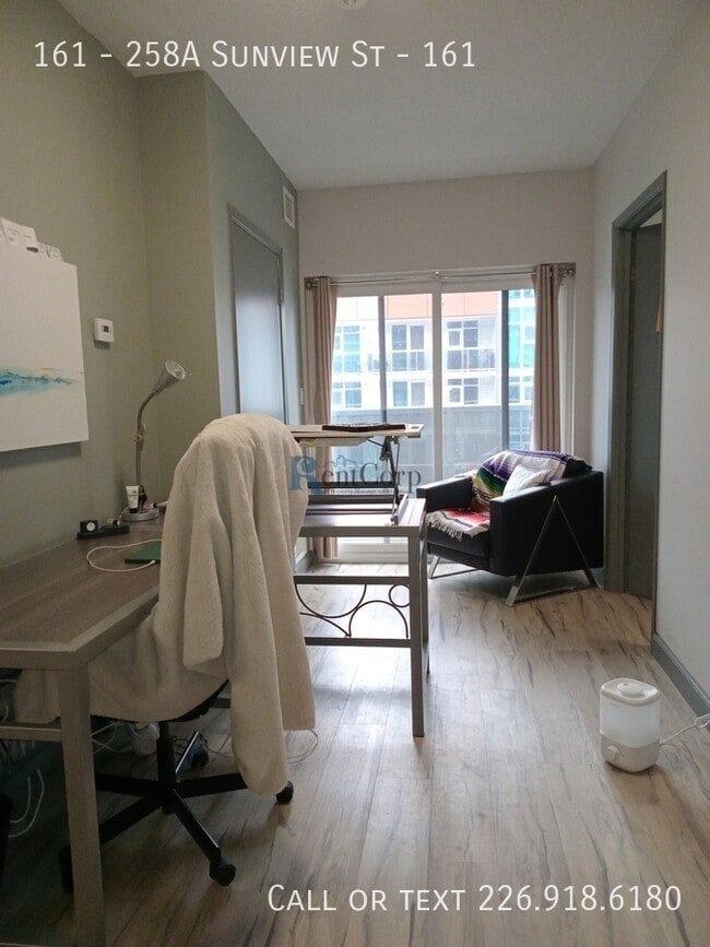 Building Photo - 258A-258A Sunview St