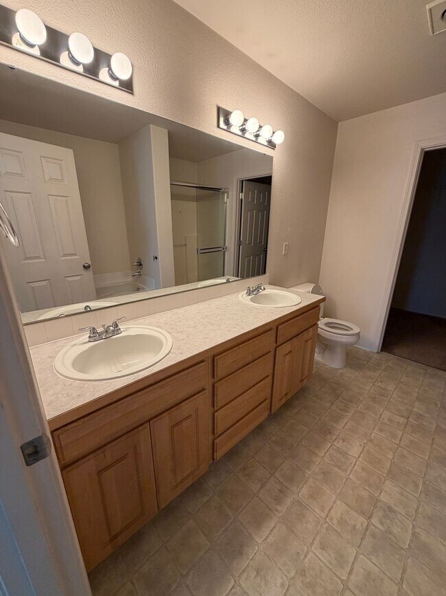 Foto del edificio - 2 Bedroom 2.5 bath townhouse w/ bonus room & Garage in Pasco