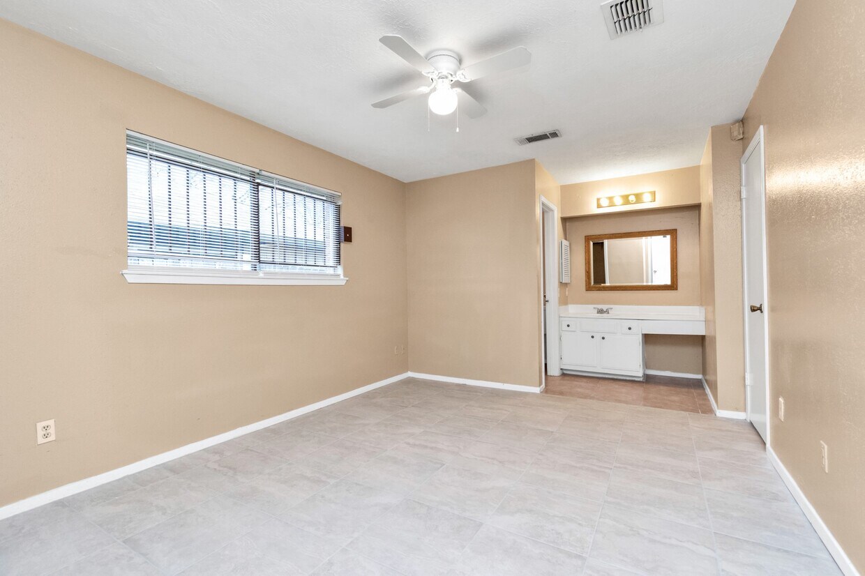 Building Photo - 1315 Twining Oaks Ln