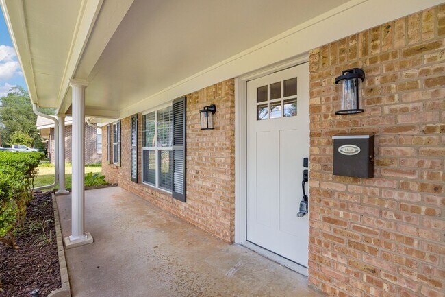 Foto del edificio - Completely Remodeled Four Bedroom