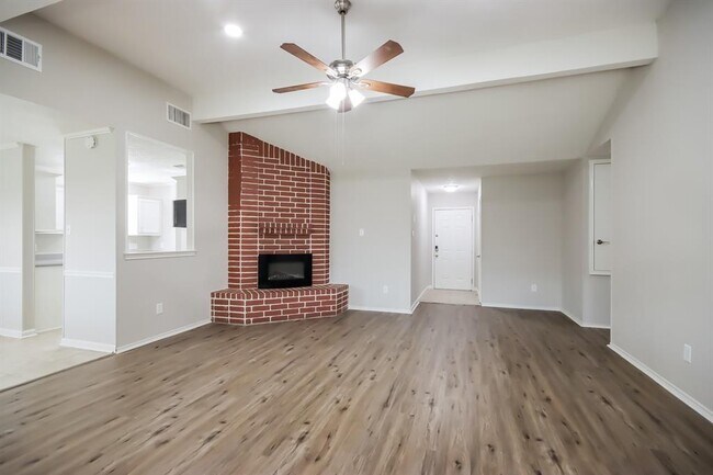 Foto del edificio - 910 River Creek Dr