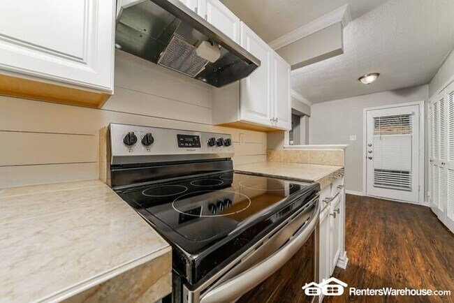 Building Photo - Newly renovated spacious 3 bed/2 bath, wit...