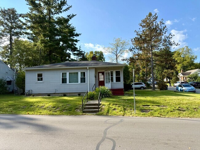 Foto del edificio - PRICE REDUCTION 3 BEDROOM NEAR CAMPUS AVAIL AUGUST 2026 @ $2,600 Monthly