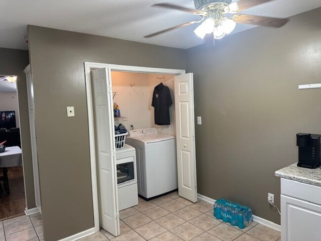 Building Photo - Beautiful 2 BR, 2 BA end-unit townhome in ...