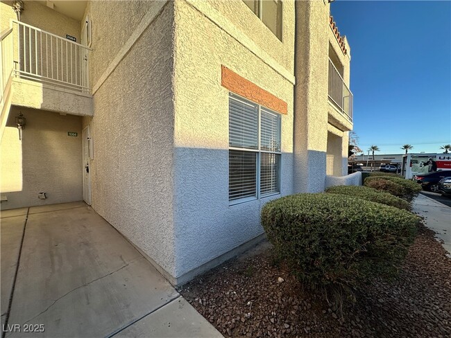 Foto del edificio - 6800 E Lake Mead Blvd