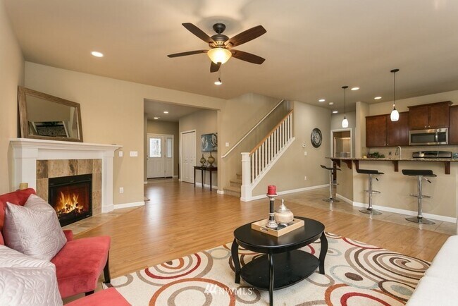 Building Photo - Two Story with 5 bedrooms