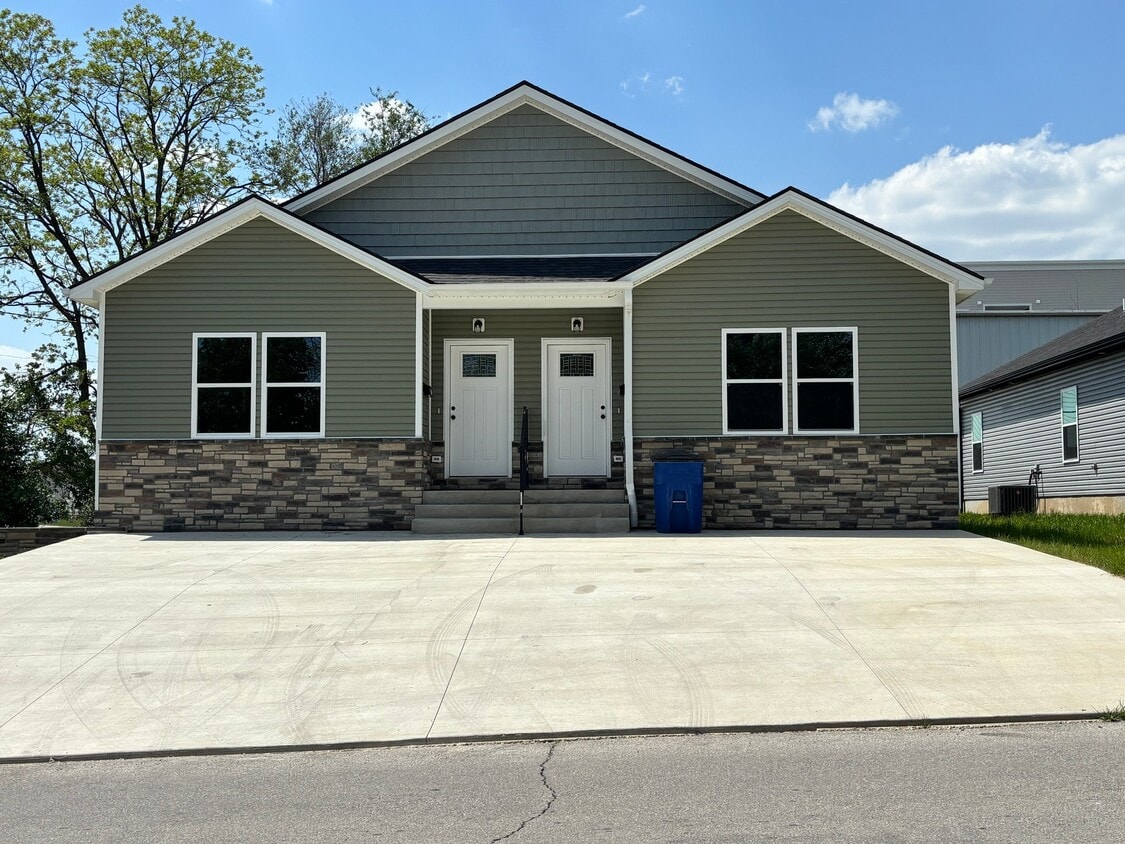 Photo - 123 Level St (Charlestown, IN)