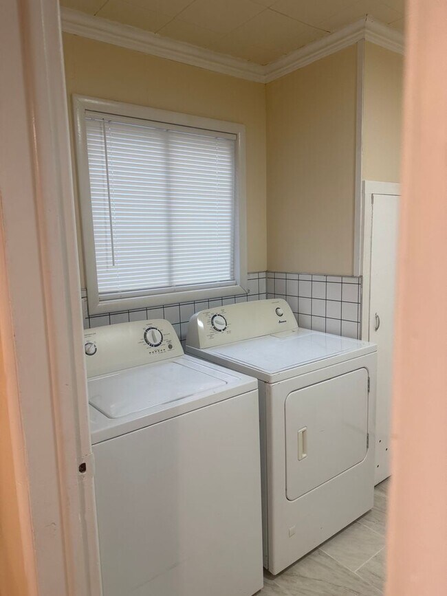 Foto del edificio - Step into this beautifully updated 1950's gem, where charm meets modern convenience