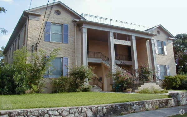 Building Photo - Fourplex