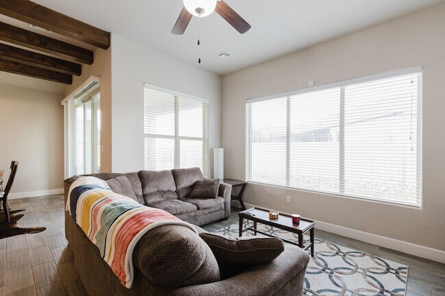 Foto del edificio - Spacious 3 Bedroom 2 Bath Home with 3-Car ...