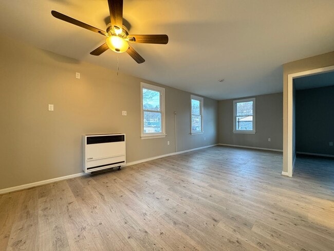 Foto del edificio - 372 Rubber Ave