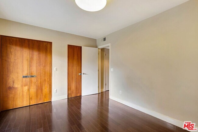 Building Photo - 1010 Palm Ave