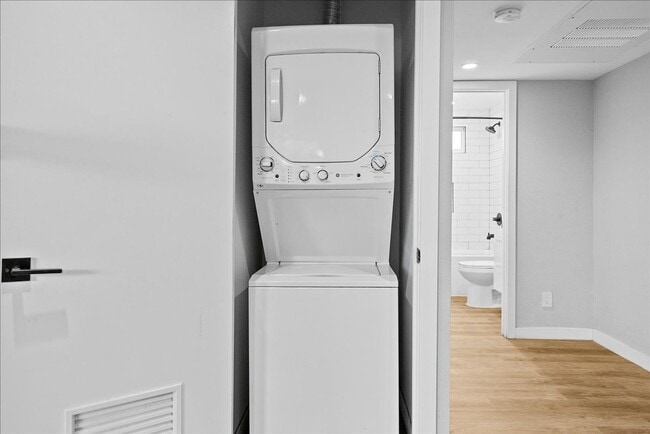 Building Photo - Beautiful Hollywood Apartment!